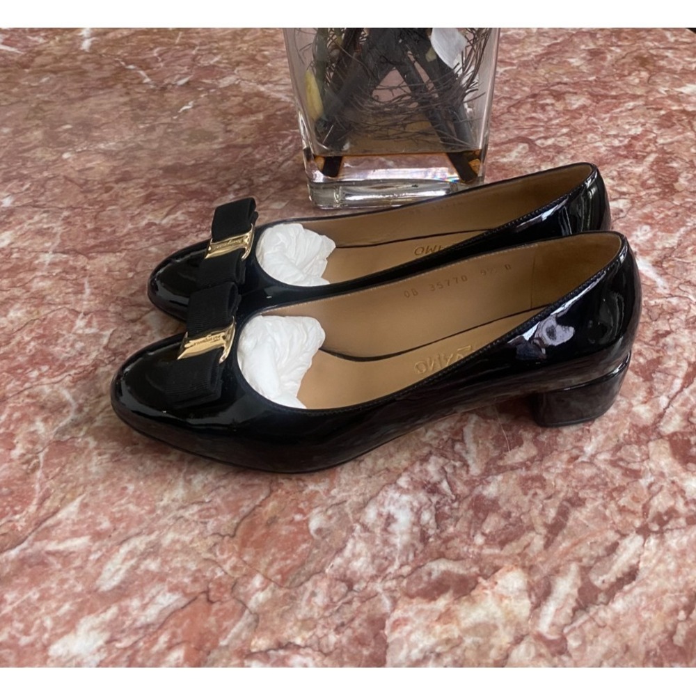 Salvatore Ferragamo Vara Bow Patent Black Pumps Size 9.5D EUC! $800 - Picture 7 of 11